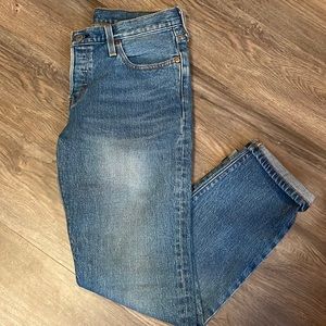 LEVI’S light wash mom jeans (25)